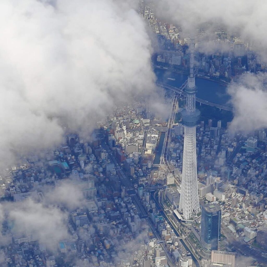 雲の上から都市を俯瞰するように、組織が抱える課題を新たな視点で捉え、未来への道筋を照らす人材コンサルティング。