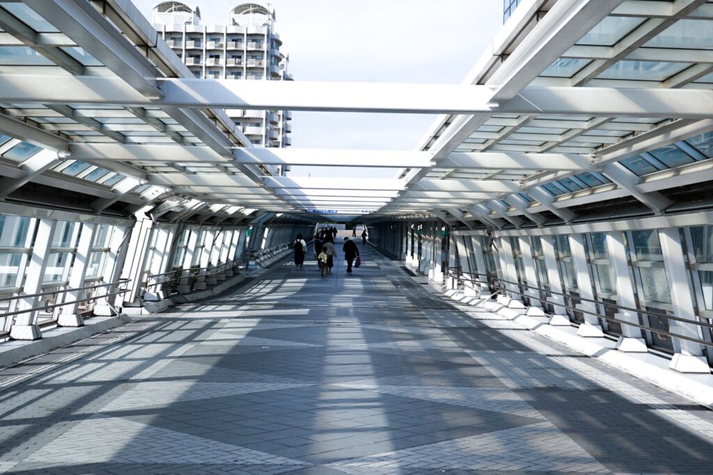 ガラスと金属で構成された品川駅連絡通路。企業と個人の成長への道筋を象徴する一枚。
